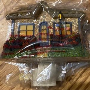 NWT Thomas Kinkade Painter of Light Candlelight Cottage Sculpted Night Light